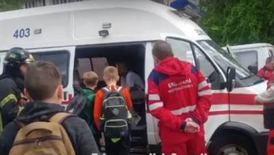 В столичной школе вспыхнул пожар, детей эвакуировали: слетелись пожарные и скорые, видео - politeka.net - Киев - район Оболонский