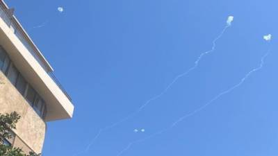 100 ракет за несколько минут: ХАМАС обстрелял центр и юг Израиля, есть пострадавшие - vesty.co.il - Тель-Авив - Гана - Гуш-Дана