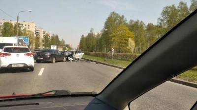Volkswagen Polo - Питер Онлайн - Маленький ребенок пострадал в лобовом ДТП на улице Бутлерова - piter.tv - Санкт-Петербург