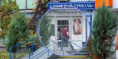В Полтаве мужчина напал на аптеку по улице Мира и кричал о спасении - агрессора со стеклом сняли на видео - ТЕЛЕГРАФ - telegraf.com.ua - Полтава