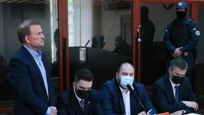 Виктор Медведчук - Радикалы попытались ворваться в здание рассматривающего дело Медведчука суда - iz.ru - Киев