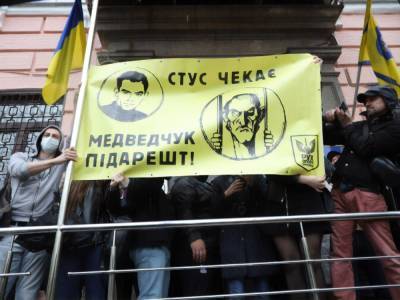 Виктор Медведчук - Под судом, где избирают меру пресечения Медведчуку, прозошла потасовка - gordonua.com
