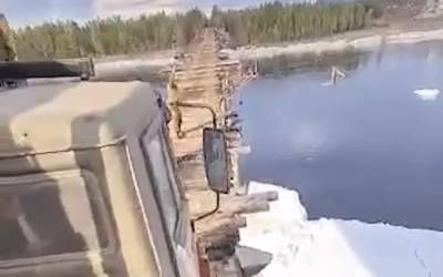 Очень страшное видео: КАМАЗ едет по старому узкому мосту - zr.ru - Камаз