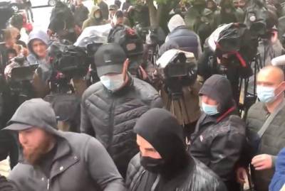 Виктор Медведчук - Под Печерским судом - потасовка, а судье не понравилось поведение Рабиновича и Бойко - kp.ua - Киев