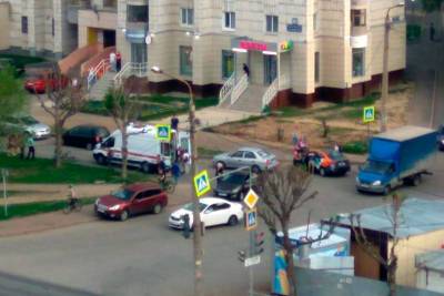 В Казани легковой автомобиль сбил доставщика еды на велосипеде - apral.ru - Казань