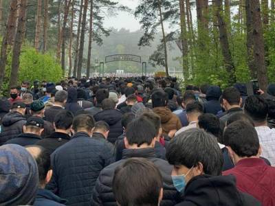 Несколько сотен мусульман собрались на Ураза-Байрам, несмотря на запрет - sobesednik.ru