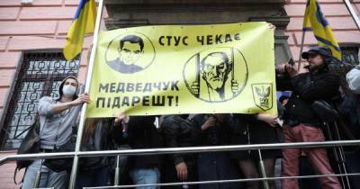 Виктор Медведчук - Под Печерским судом, где избирают меру пресечения Медведчуку, произошло столкновение - tsn.ua - Киев