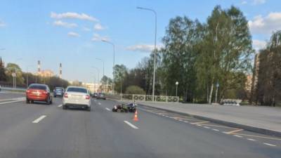 Мотоциклист на проспекте Непокорённых сбил человека - piter.tv - Санкт-Петербург - Петербург - республика Карелия