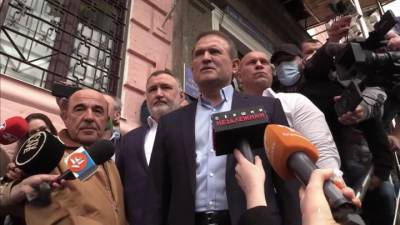 Виктор Медведчук - Украинская власть пытается заставить Медведчука замолчать - vesti.ru - Киев