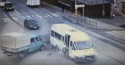 В сеть выложили видео момента аварии с маршруткой в Смоленске - rabochy-put.ru - Смоленск