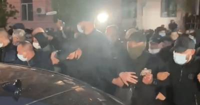 Виктор Медведчук - Тарас Козак - "Путинская ку**а": националисты пытались помешать Медведчуку покинуть Печерский суд (видео) - focus.ua - Киев