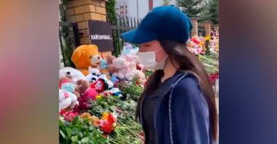Алина Загитова - Алина Загитова прилетела в Казань и принесла цветы к мемориалу памяти жертв трагедии - reendex.ru - Казань