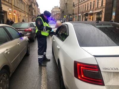 В Петербурге водитель «Майбах» нарушил ПДД и отмахнулся от сотрудников ДПС - neva.today - Санкт-Петербург