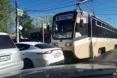 Трамваи №13 выстроились в ряд на улице Гурьевской из-за ДТП в Новосибирске - novos.mk.ru - Новосибирск