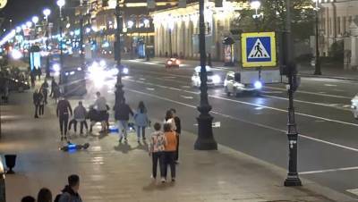 Компания на электросамокатах избила прохожих на Невском - dp.ru