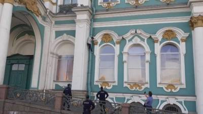 С водосточной трубы Эрмитажа сняли молодого парня - piter.tv - Санкт-Петербург