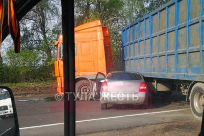 В Тульской области на трассе Тула - Новомосковск фура после ДТП перегородила дорогу - tula.mk.ru - Крым - Тула - Новомосковск - Тульская обл.