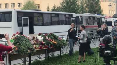 После трагедии в Казани в цветочных магазинах города не осталось гвоздик - polit.info - Казань