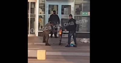 В Одесском аэропорту у пассажира в руках задымился багаж, началось возгорание (видео) - focus.ua - Киев - Одесса