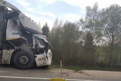 Костромские ДТП: два КАМАЗа не смогли разъехаться при въезде на мост у поселка Островский - kostroma.mk.ru - Пермь - Кострома - Камаз