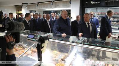 Александр Лукашенко - Лукашенко около полутора часов ходил по фермерскому рынку под Минском - belta.by - Минск