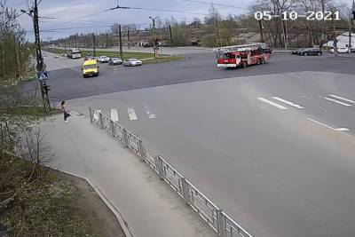 ГИБДД Петрозаводска проводит проверку из-за предаварийной ситуации с пожарной машиной - karel.mk.ru - Петрозаводск