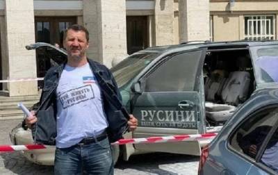 В Ужгороде протестующий поджег свое авто - korrespondent.net - Ужгород