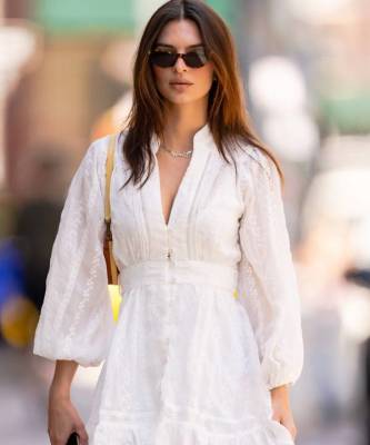 Эмили Ратаковски - Идеальное маленькое белое платье на лето найдено! Эмили Ратаковски показывает, как оно выглядит - skuke.net