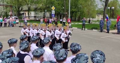 Третьеклассники с автоматами и патриотический марш: в Электростали прошел школьный парад - readovka.news