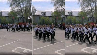 Третьеклассники в Подмосковье прошли маршем под песню «Мы — русские. С нами Бог» - gazeta.ru - Московская обл.