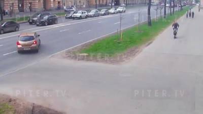 В Кировском районе пара на Renault Duster сбила пару на самокате: видео - piter.tv - Санкт-Петербург