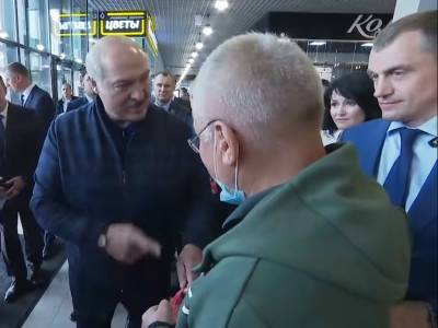Александр Лукашенко - Лукашенко встретил на рынке питерского миллионера с орехами и назвал его соседом - sobesednik.ru - Белоруссия - Минск