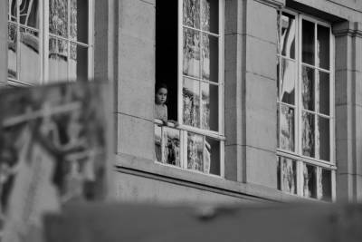 В Новосибирске из окна 7 этажа жилого дома выпал 8-летний мальчик - novos.mk.ru - Новосибирск - район Дзержинский, Новосибирск - район Октябрьский, Новосибирск