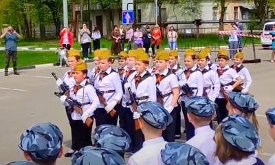 Третьеклассников в Подмосковье отправили маршировать с автоматами и распевать «Мы - русские, с нами Бог!» - bloknot.ru - Московская обл. - Электросталь