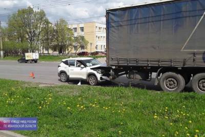 Смотри на дорогу: в Иванове женщина-водитель протаранила грузовую фуру - mkivanovo.ru - Иваново