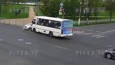 Авария с участием маршрутки и иномарки на перекрёстке в Колпино попала на видео - piter.tv