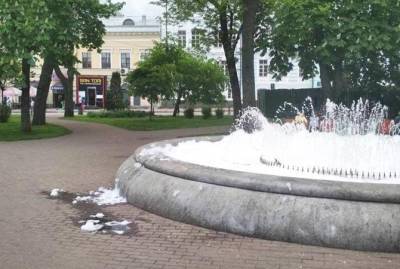 Неизвестные налили моющее средство в фонтан на Контрактовой площади - kp.ua - Киев