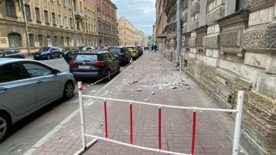 В Петербурге упала лепнина с фасада дома на Рылеева - piter.tv - Санкт-Петербург
