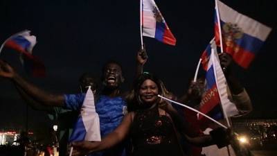 Валерий Захаров - Жители ЦАР устроили акцию с российскими флагами в честь премьеры фильма "Турист" - nation-news.ru - Банги