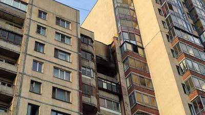 На улице Латышских Стрелков произошёл пожар в трёхкомнатной квартире - piter.tv - Санкт-Петербург - район Невский