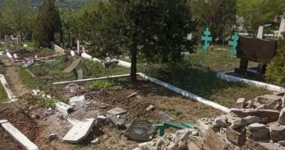 На оккупированном Донбассе военная техника боевиков проехалась по местному кладбищу: разрушены памятники - tsn.ua - ЛНР - Донбасс - Перевальск