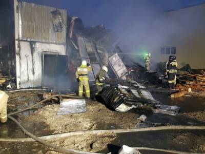 Более 20 человек тушили пожар на пилораме в Томске: фото - tv2.today - Томск