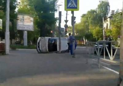В центре Рязани перевернулось такси, серьезно пострадал 21-летний пассажир - ya62.ru - Рязань