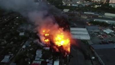В Екатеринбурге ликвидирован крупный пожар на пилораме - piter.tv - Екатеринбург - Япония - Свердловская обл.