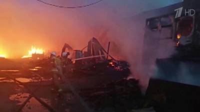 Быстрое распространение огня под Екатеринбургом удалось остановить только благодаря пожарным и усилиям жителей - 1tv.ru - Екатеринбург - Свердловская обл.