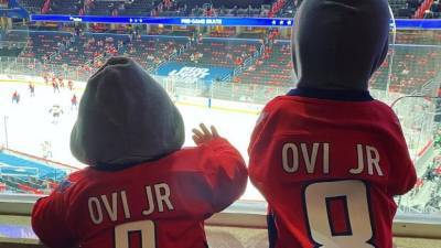 Александр Овечкин - Анастасия Шубская - Сыновья Овечкина поддержали отца в первом матче плей-офф НХЛ - russian.rt.com - Вашингтон - Бостон