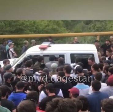В Дагестане 200 человек пытались отбить нарушителя у полиции - znak.com - респ. Дагестан - район Ботлихский