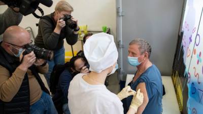 20% опрошенных россиян готовы привиться ради поездок за границу - svoboda.org