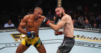 Бомба замедленного действия: боец UFC отправил соперника в редкостный нокаут (видео) - tsn.ua