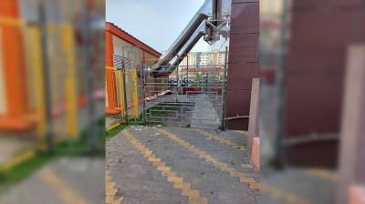 Воронежская УК радикально решила проблему обрушающейся штукатурки с фасада многоэтажки - vestivrn.ru - Воронеж